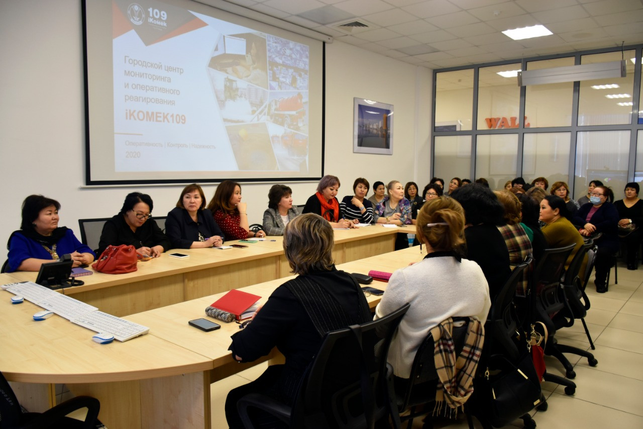 ەلوردالىق 90 مەكتەپتىڭ ديرەكتورى iKOMEK قالالىق ورتالىعىن كەلىپ كوردى