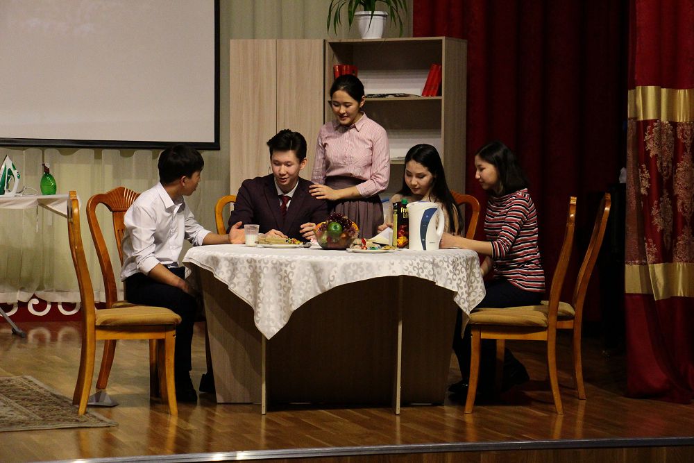 جازۋشى دۋلات يسابەكوۆتىڭ «اپكە» دراماسى ساحنالاندى