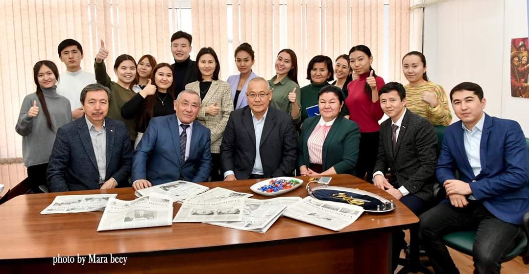 بولاشاق تىلشىلەر «ەگەمەننىڭ» جۋرناليستەرىمەن جۇزدەستى