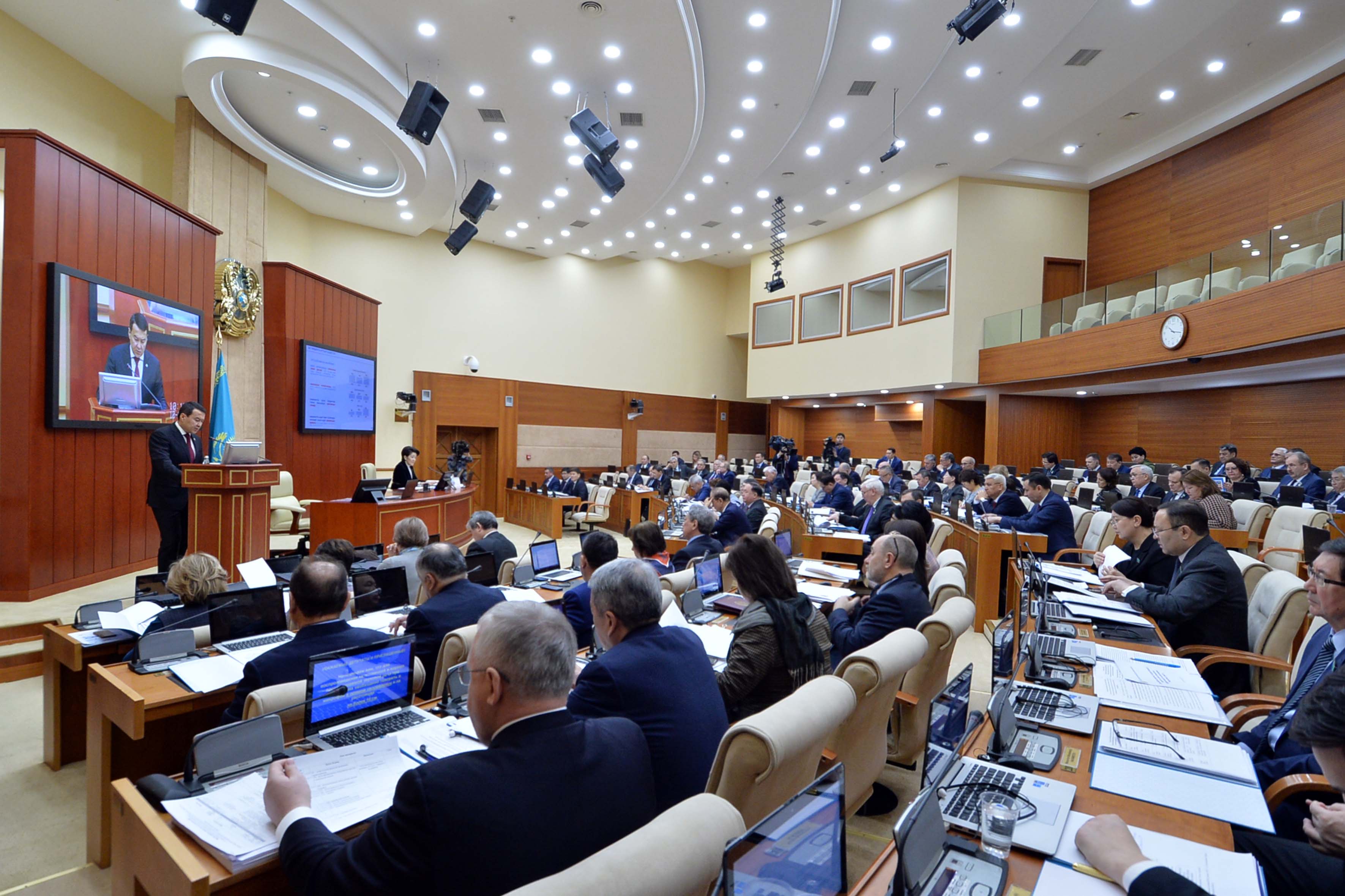 «شەشىمىن تاپپاعان پروبلەمالار دا بار»: ماجىلىستە ۇكىمەت ساعاتى ءوتتى