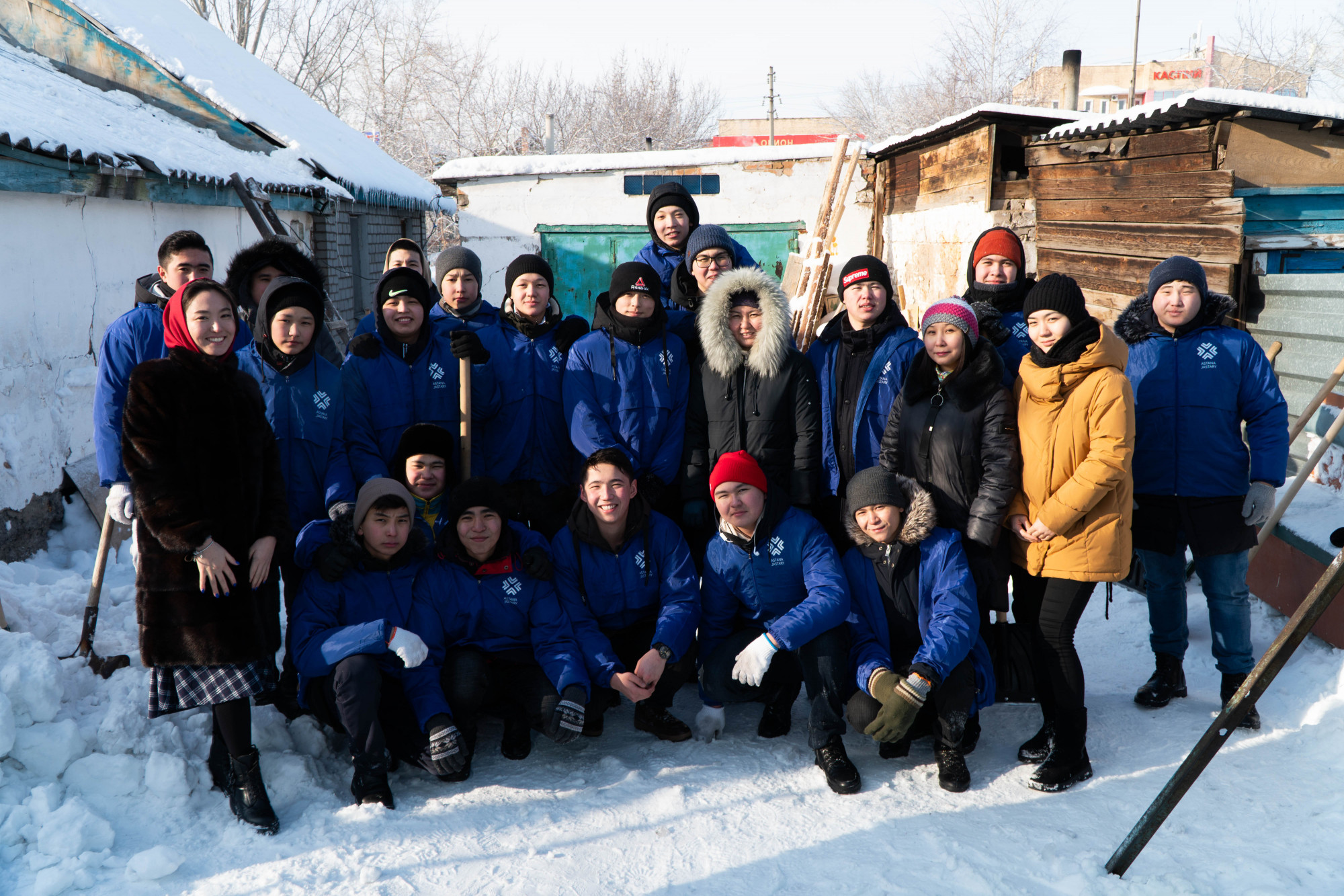 «ءبىز بىرگەمىز»: ەلوردالىق ەرىكتىلەر 100 وتباسىعا كومەك كورسەتتى