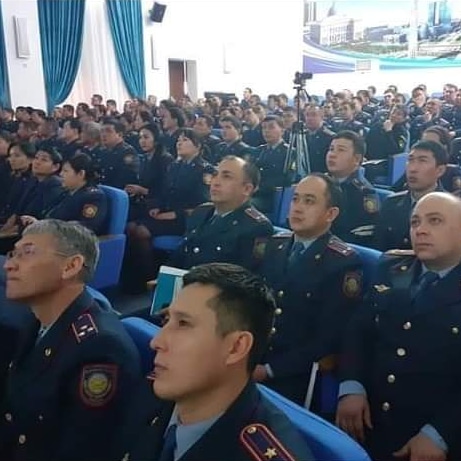 پوليتسەيلەر «التىنشى پوست» كينوفيلمىن تاماشالادى