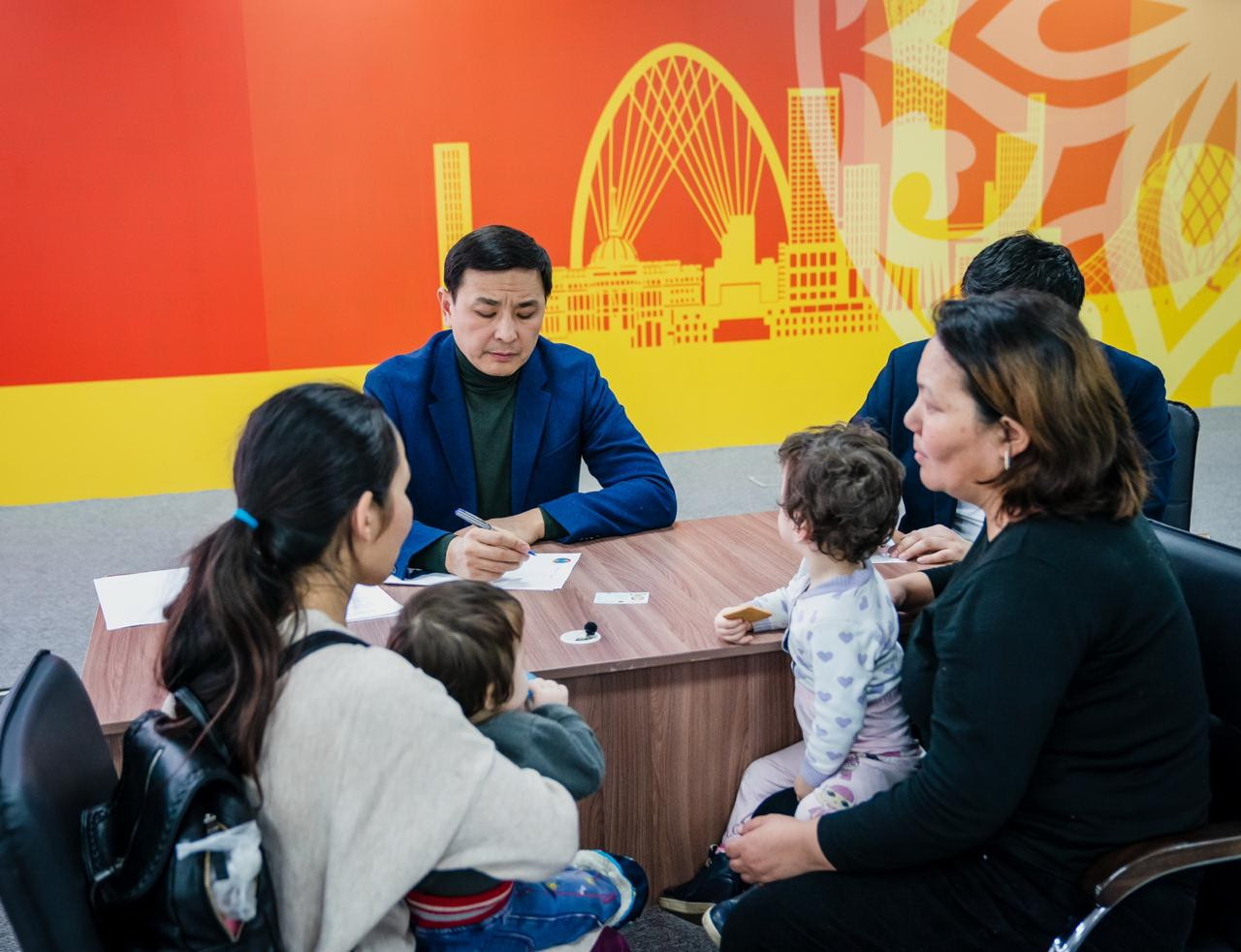 نۇر-سۇلتاندا «اشىق اكىمدىك» فورماتىنداعى ازاماتتاردى قابىلداۋ ءوتتى