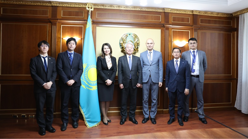 انار جايىلعانوۆا اكادەميالىق ساياسي زەرتتەۋلەر ينستيتۋتىنىڭ رەكتورىمەن كەزدەستى