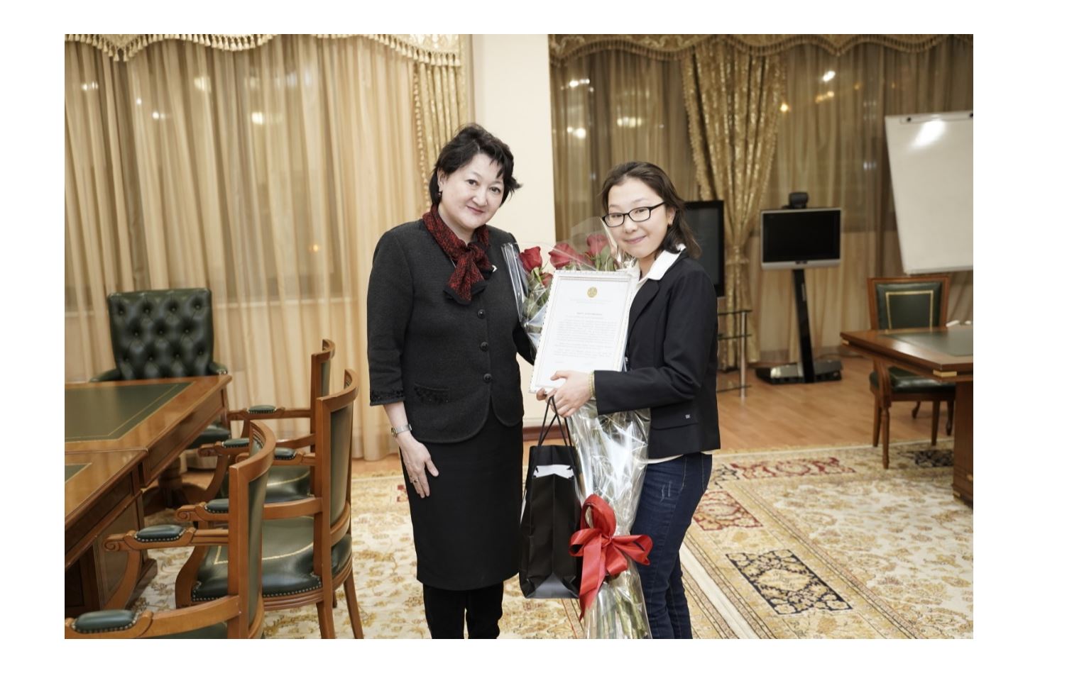 اقتوتى رايىمقۇلوۆا ەليزابەت تۇرسىنباەۆانى تۋعان كۇنىمەن قۇتتىقتادى