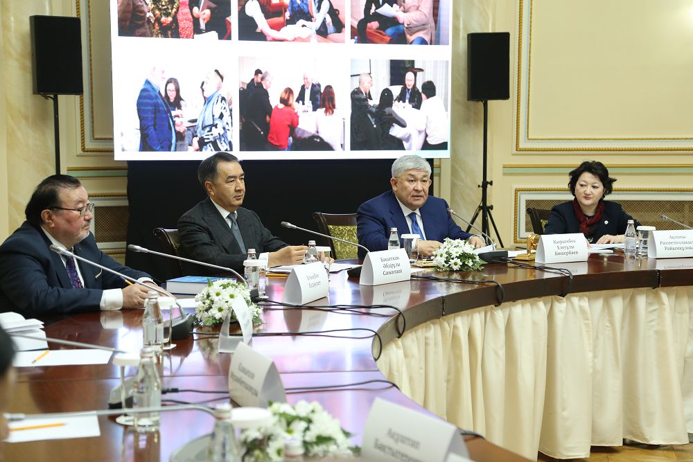 قازاق ادەبيەتىنىڭ انتولوگيالارى 120 مىڭ جيناقپەن الەمنىڭ 23 مىڭنان استام كىتاپحاناسىنا تارايدى