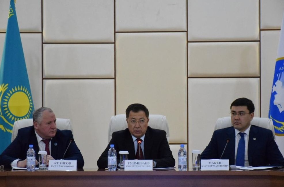 ج.تۇيمەباەۆ قحا ەتنومادەني بىرلەستىكتەرىنىڭ جەتەكشىلەرىمەن كەزدەستى