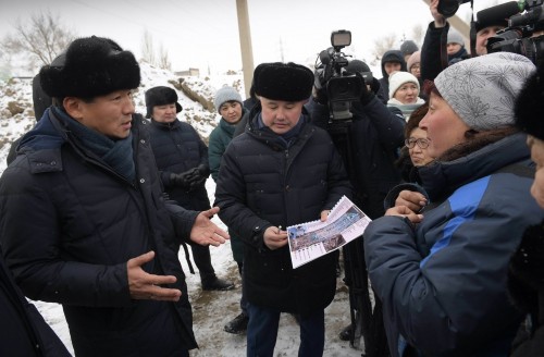 باۋىرجان بايبەك جىلۋسىز وتىرعان تۇرعىندارمەن جولىقتى