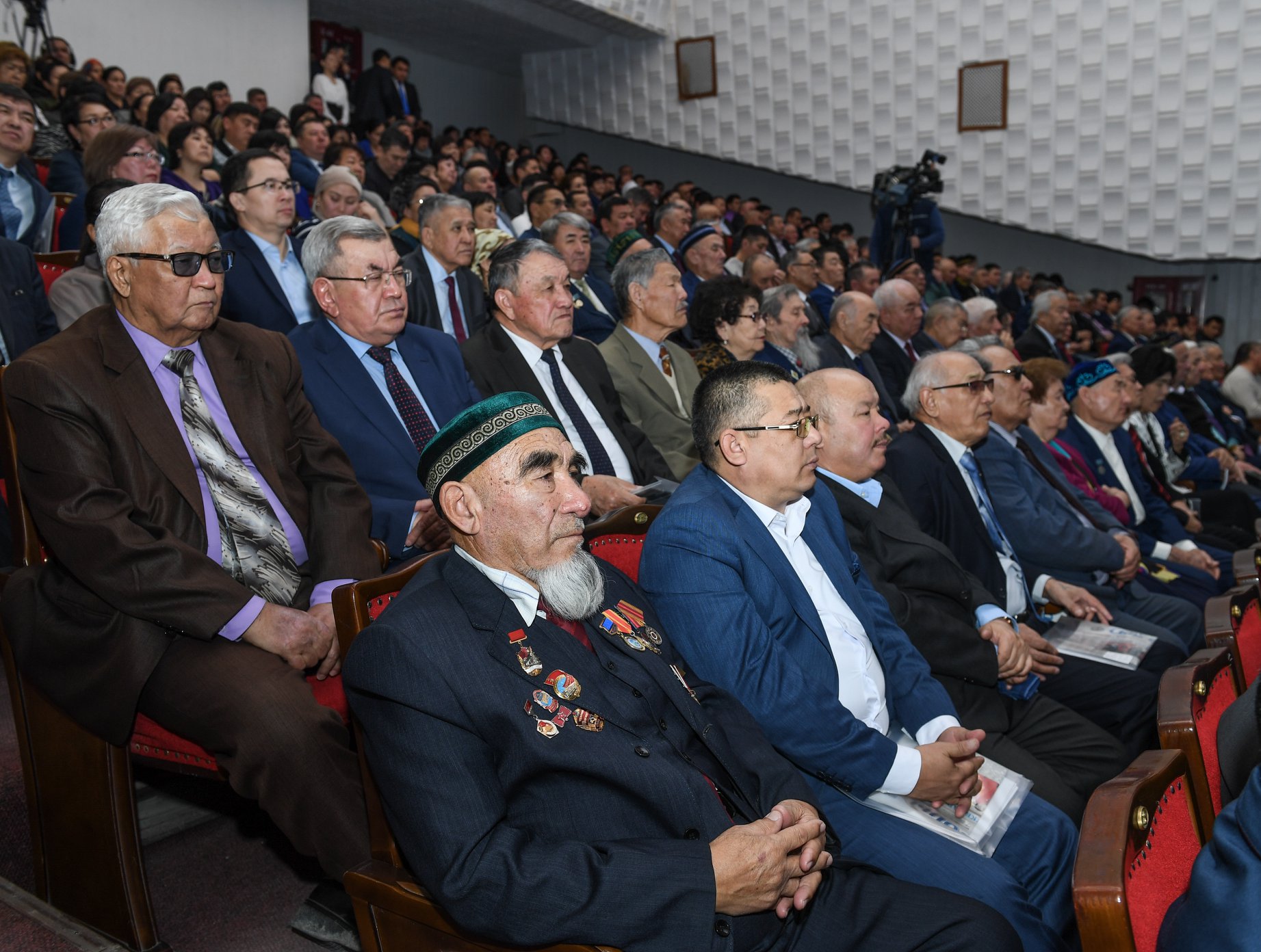 ەل الدىنداعى ەسەپ: وتكەنگە ءتۇيىن, ەرتەڭگە جوسپار