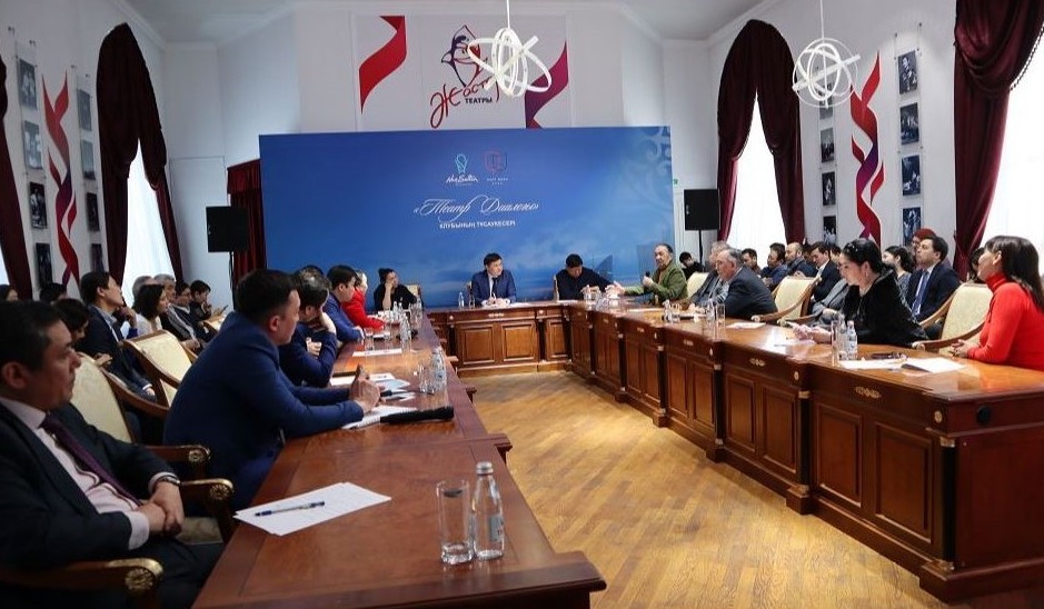 تەاتر جىلىنان نە كۇتەمىز؟