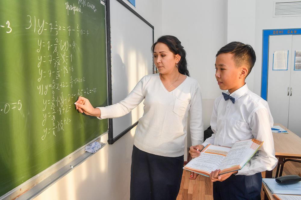 پەداگوگ مارتەبەسىن پەداگوگ كوتەرەدى