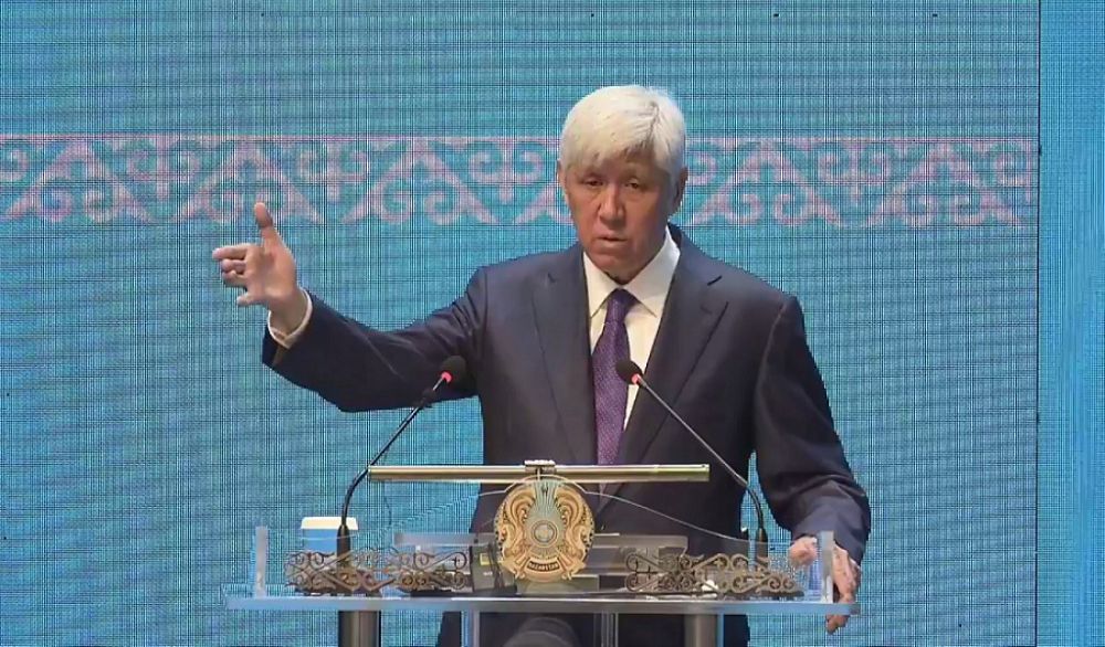 الەۋمەت پەن اكىم, قانشالىقتى جاقىن؟