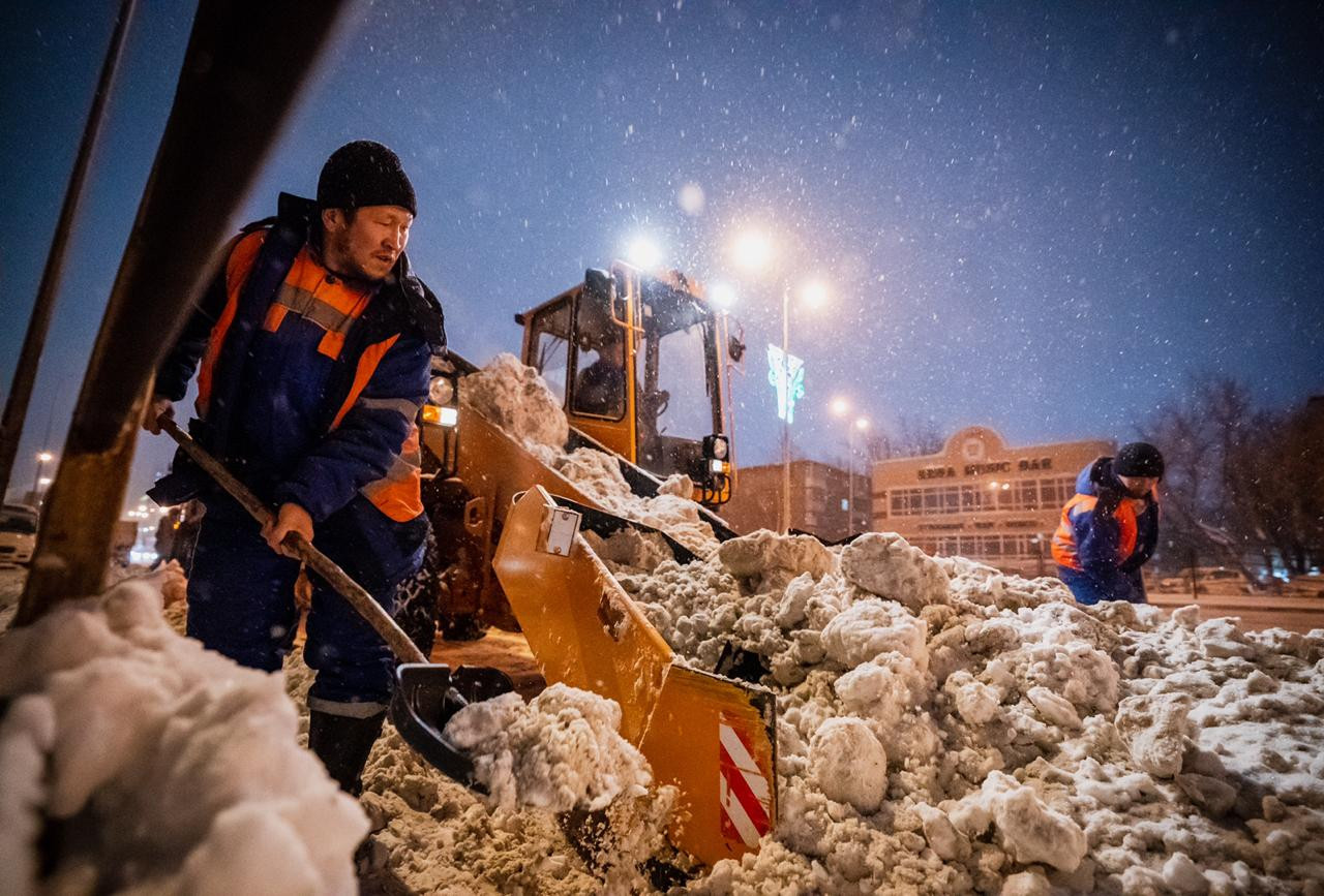ەلوردانىڭ كوممۋنالدىق قىزمەتتەرى قالانى قالىڭ قاردان تازالاۋدا