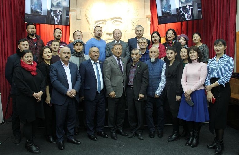 جۇماقىن قايرامباي  حالىق ۋنيۆەرسيتەتىندە ءدارىس وقىدى