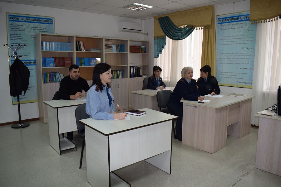 پوليتسەيلەر مەملەكەتتىك ءتىل ۇيرەنۋ كۋرستارىندا ءدارىس الۋدا