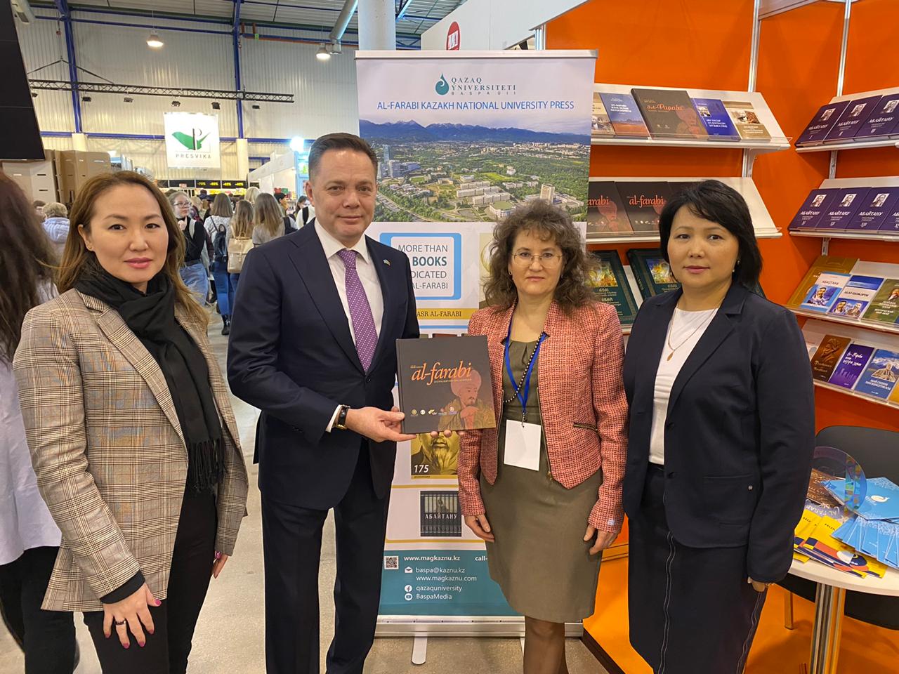 ليتۆادا اباي جانە ءال-فارابي تۋرالى كىتاپتار تانىستىرىلدى