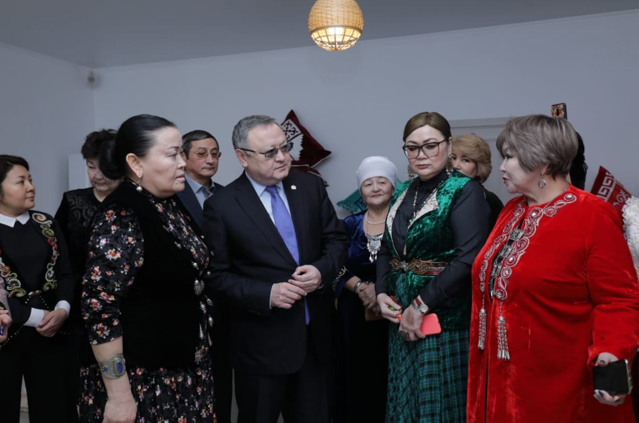 اقتوبەدە «انالار اماناتىن» ارقالاعان كورمە-ساتۋ الاڭى اشىلدى