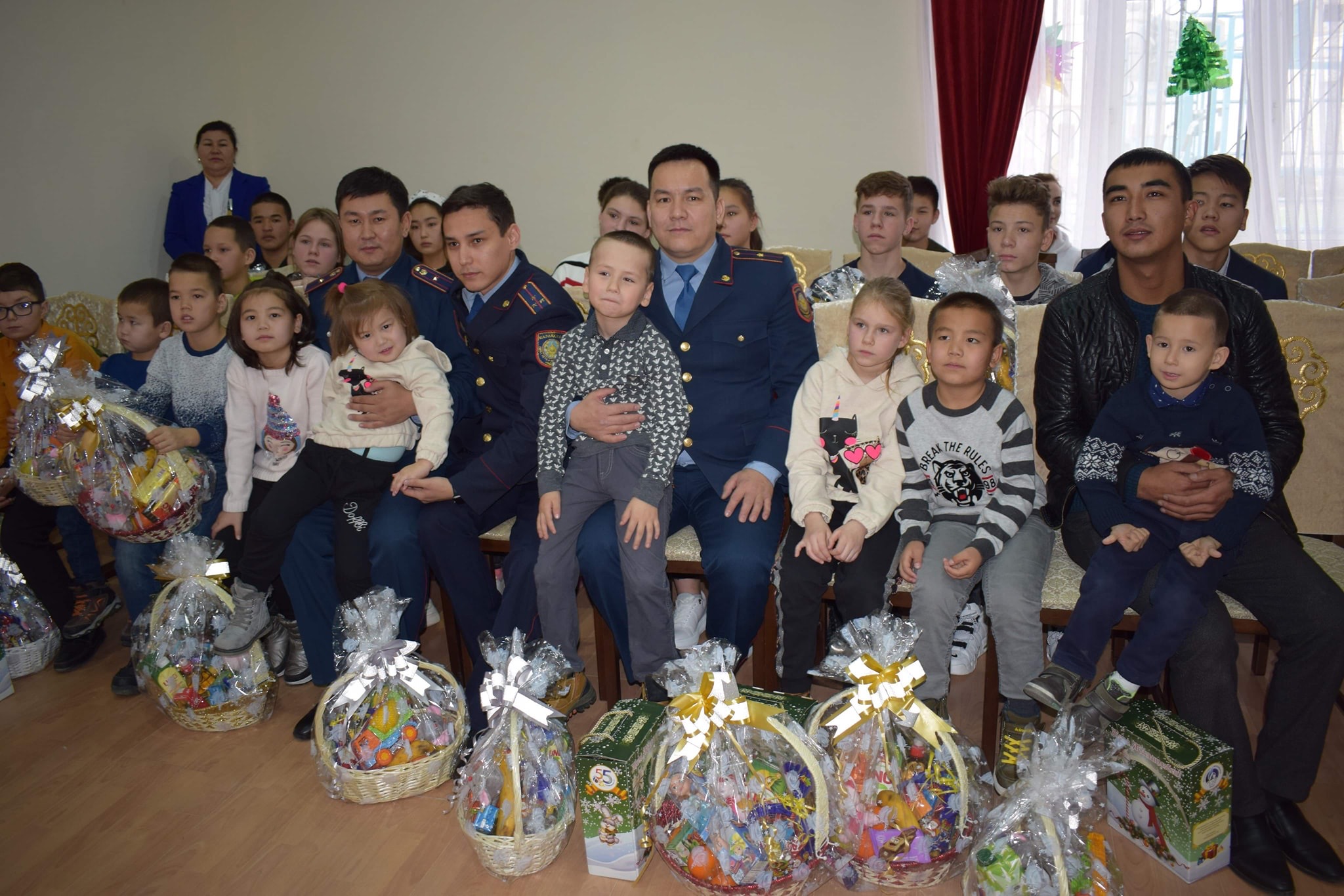 پوليتسەيلەر اۋداندارعا بارىپ قايىرىمدىلىق شاراسىن وتكىزدى