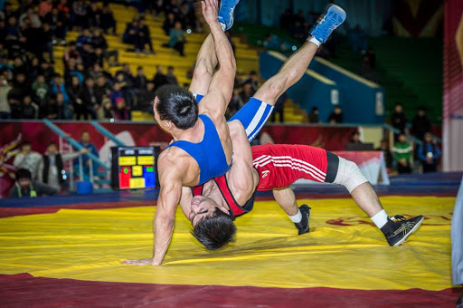 كۇرەس: العاشقى كۇنى ءۇش قولا