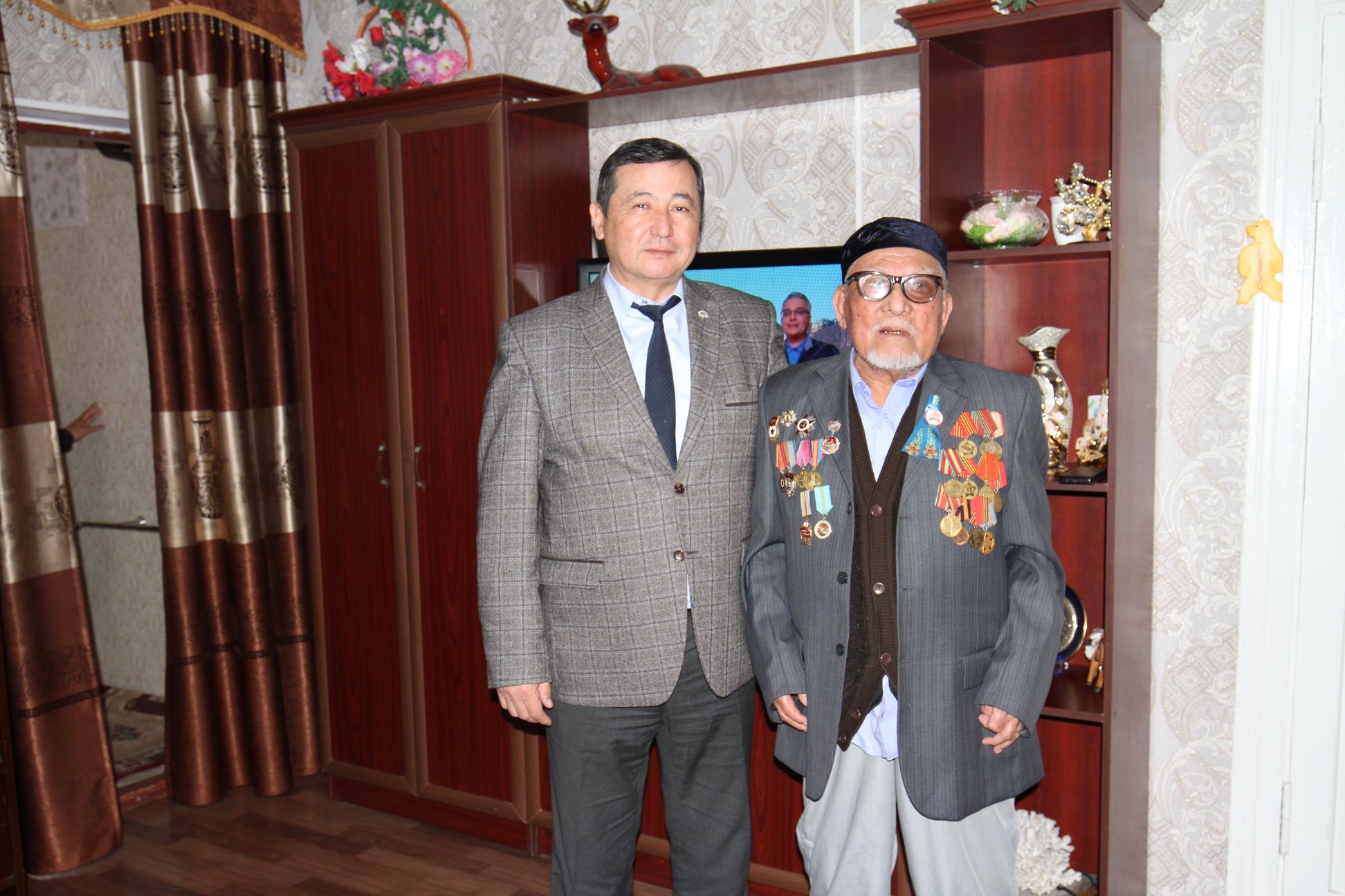 باقىت اسانوۆ ەرىكتى جاستارمەن بىرىگىپ ەل ارالادى