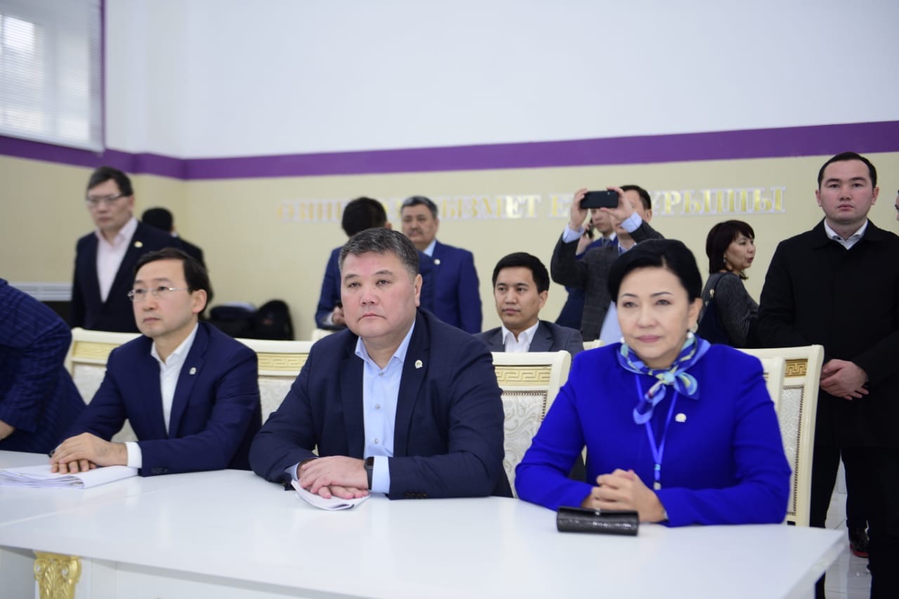 Nur Otan: شىمكەنتتە ساياسي مەنەدجمەنت مەكتەبىنىڭ سەمينارى وتۋدە