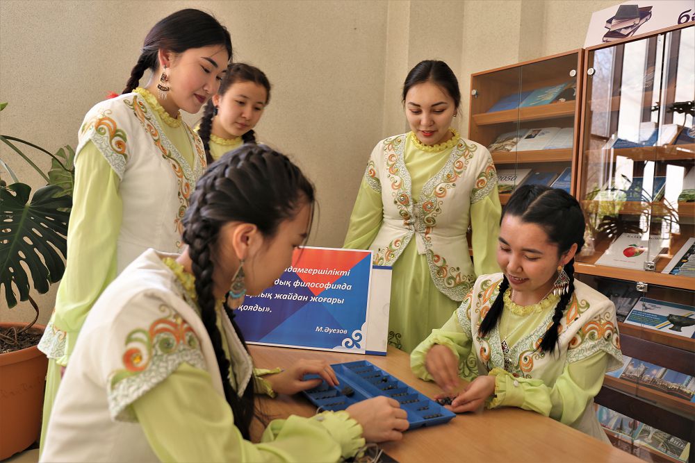 قىزدار ۋنيۆەرسيتەتىندە ابايعا ارنالعان ادەبي بايقاۋ ءوتتى