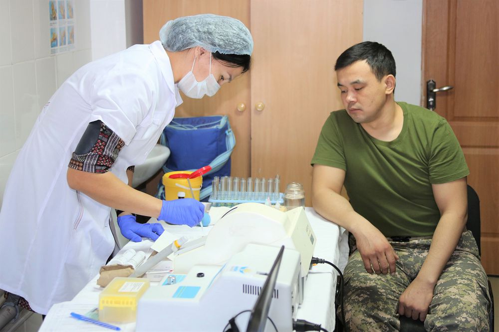 اتىراۋدا اسكەري قىزمەتشىلەر 50 ليترگە جۋىق قان تاپسىردى