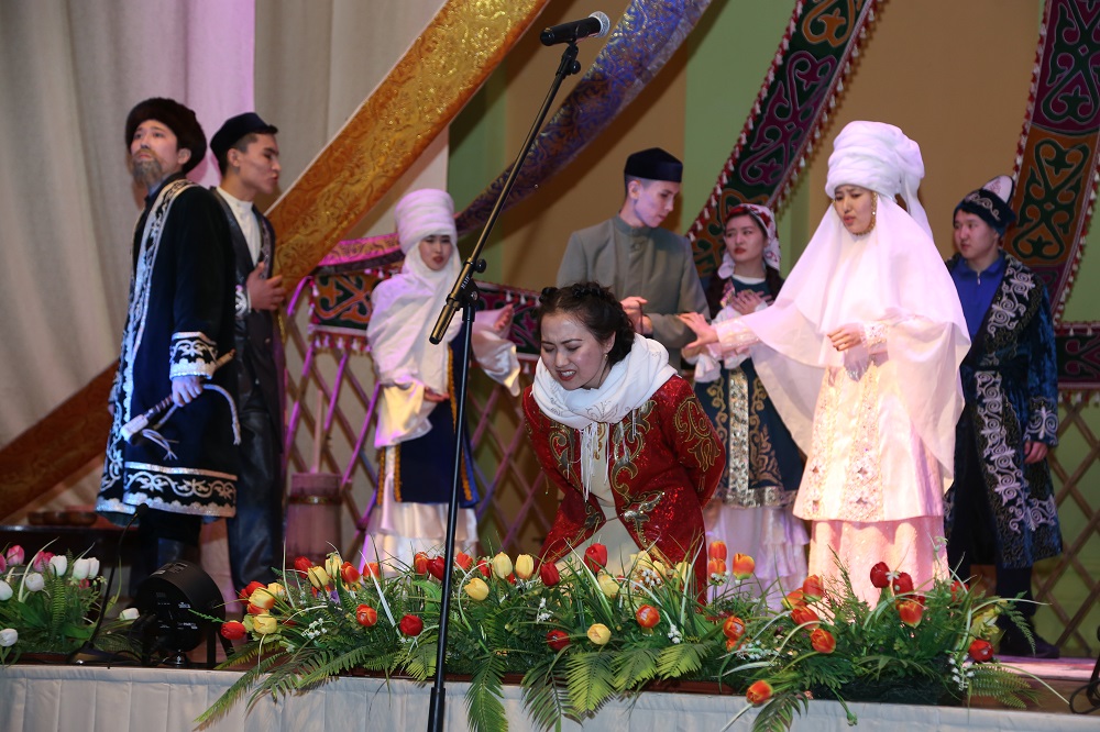 قوستاناي ستۋدەنتتەرى  «اباي» سپەكتاكلىن ساحنالادى