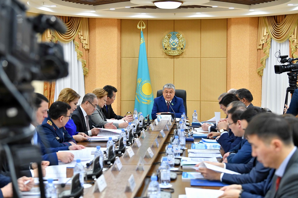 سەناتورلار: وتاندىق كادرلاردى دايارلاۋ ارقىلى شەتەلدىك قىزمەتكەرلەردى اۋىستىرۋ كەرەك