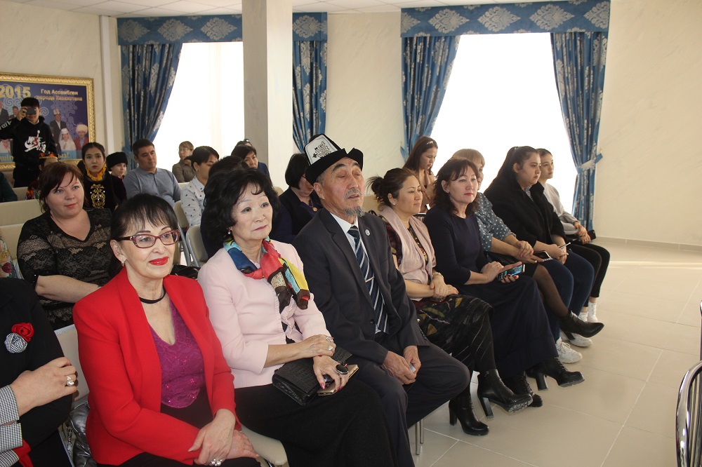 اقتاۋدا وزگە ۇلت وكىلدەرى اباي ولەڭدەرىن جاتقا وقىدى