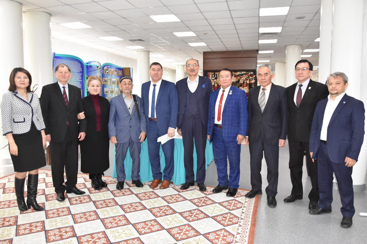 ۇلتتىق كىتاپحانادا التىن وردانىڭ 750 جىلدىعىنا ارنالعان دوڭگەلەك ۇستەل ءوتتى