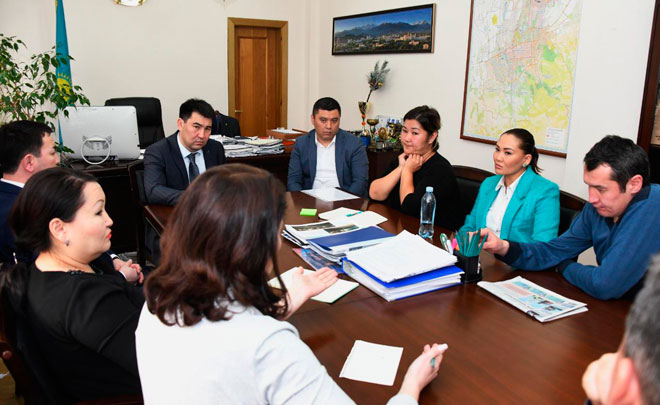 الماتىدا سپورت باسقارماسىنىڭ باسشىسى جاس حوككەيشىلەردىڭ اتا-انالارىمەن كەزدەستى