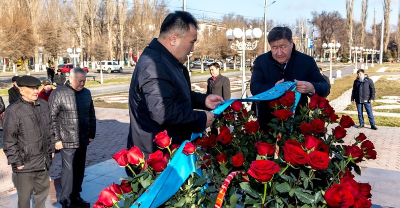 جامبىل ەسكەرتكىشىنە گۇل شوقتارى قويىلدى