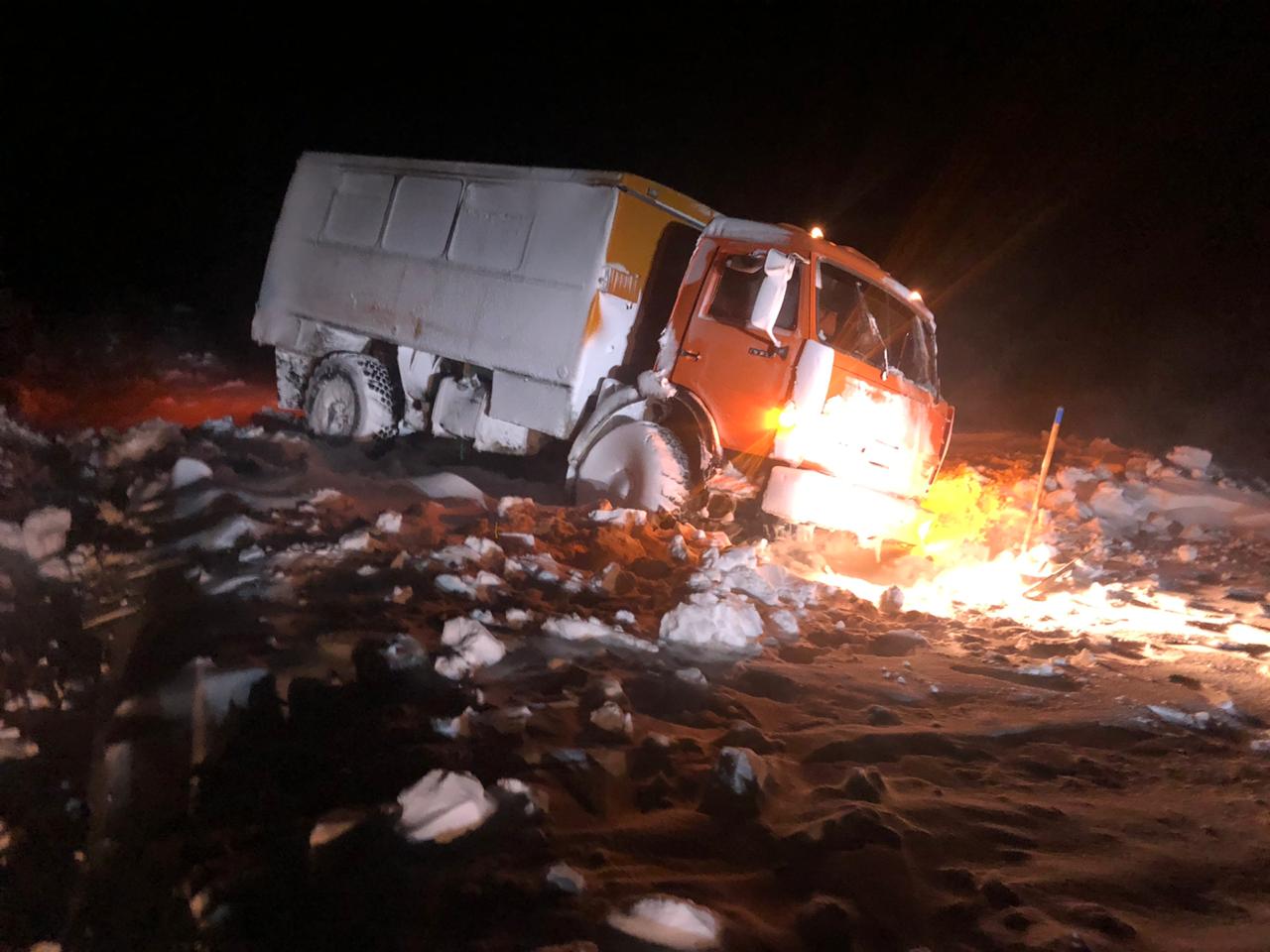 اسكەري قىزمەتشىلەر قار قۇرساۋىنان 12 ادامدى قۇتقاردى