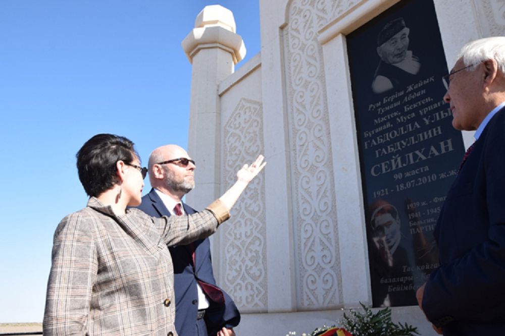 قازاق جاۋىنگەرىنە كورسەتىلگەن قۇرمەت