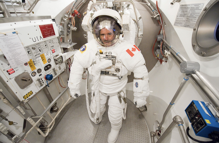 عارىشتا ادام قالاي ۇيىقتايدى؟