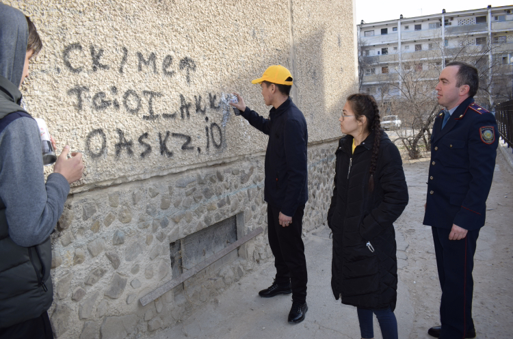 اقتاۋدا پوليتسەيلەر ەرىكتى جاستارمەن بىرگە گراففيتي جازۋلاردى ءوشىردى