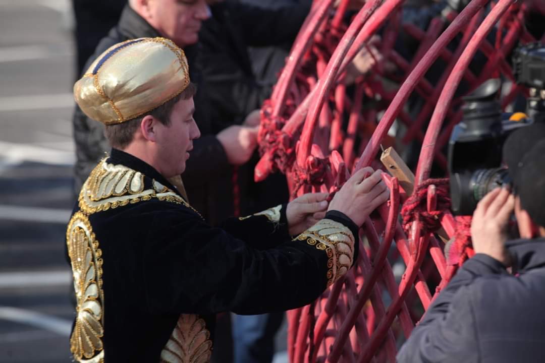 تۇركىستان وبلىسىندا تۇراتىن ۇلت پەن ەتنوس وكىلدەرى كيىز ءۇيدى بىرلەسە تىكتى
