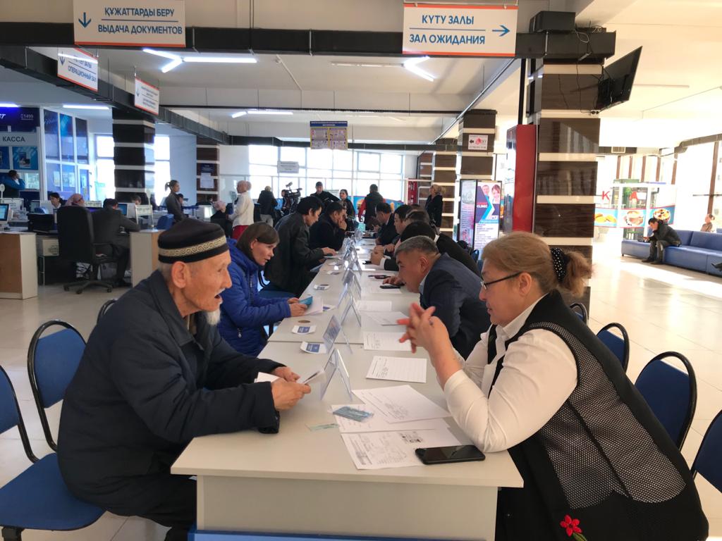 شىمكەنتتە سالا ماماندارى تۇرعىندارعا تەگىن كەڭەس بەرۋدە