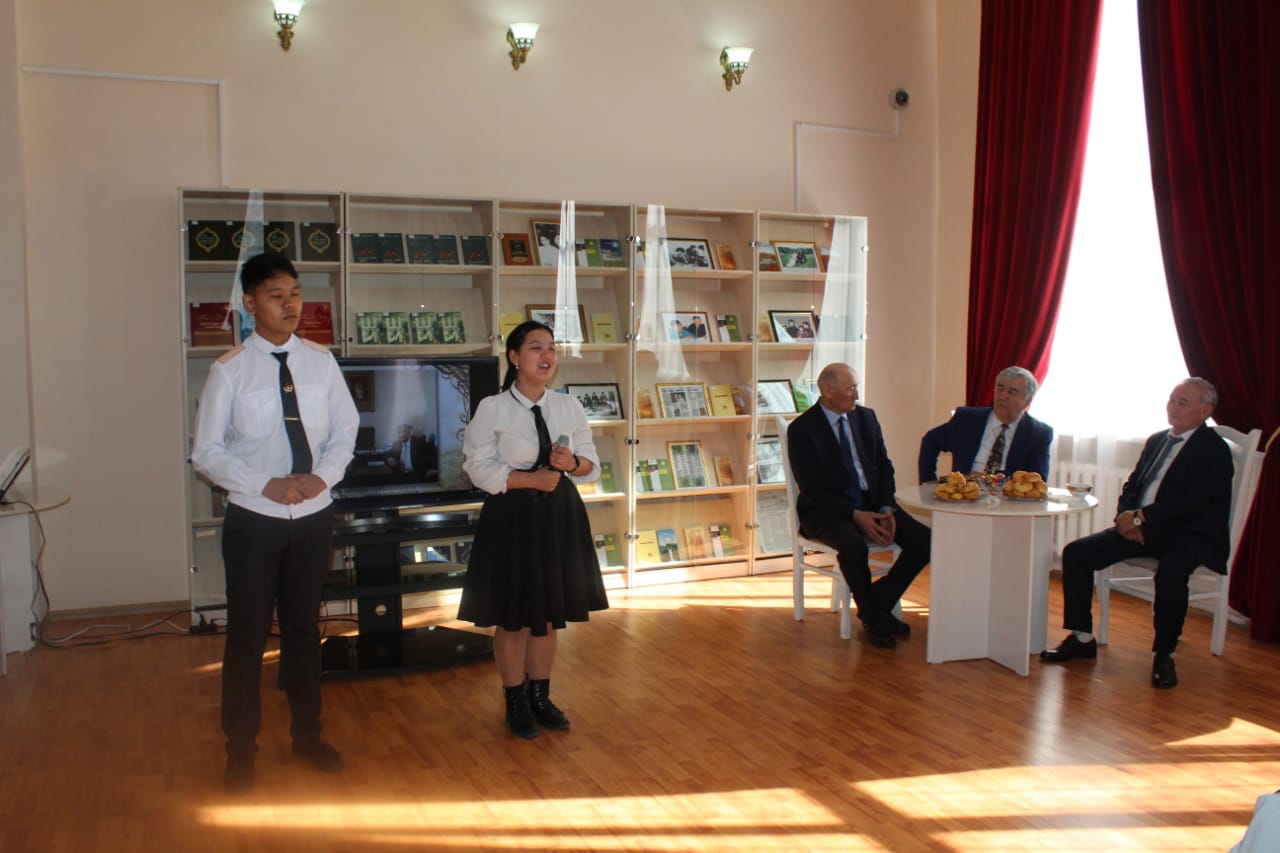 اقىن قايىربەك اسانوۆ وقىرماندارمەن كەزدەستى