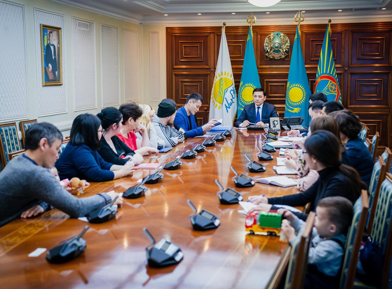 ەلوردا اكىمى التاي كولگىنوۆ بالالار ءۇيىنىڭ تۇلەكتەرىمەن كەزدەستى