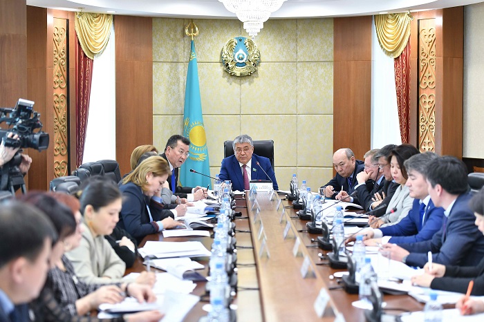 سەناتورلار مەديتسينالىق قىزمەتتەردىڭ باعاسىن بەلگىلەۋ ماسەلەسىن كوتەردى