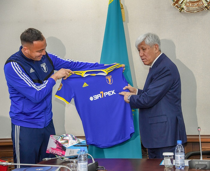 الماتى وبلىسىنىڭ اكىمى «جەتىسۋ» فۋتبول كومانداسىمەن كەزدەستى