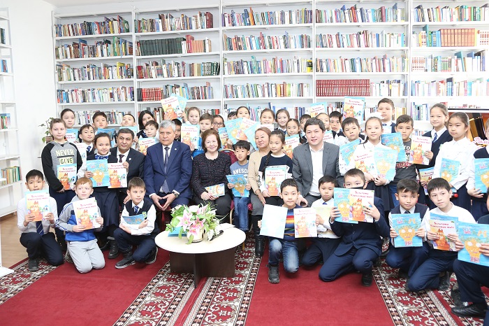 بالالار جازۋشىسى ريما ابىقاەۆا تالدىقورعاندىق وقۋشىلارمەن كەزدەستى