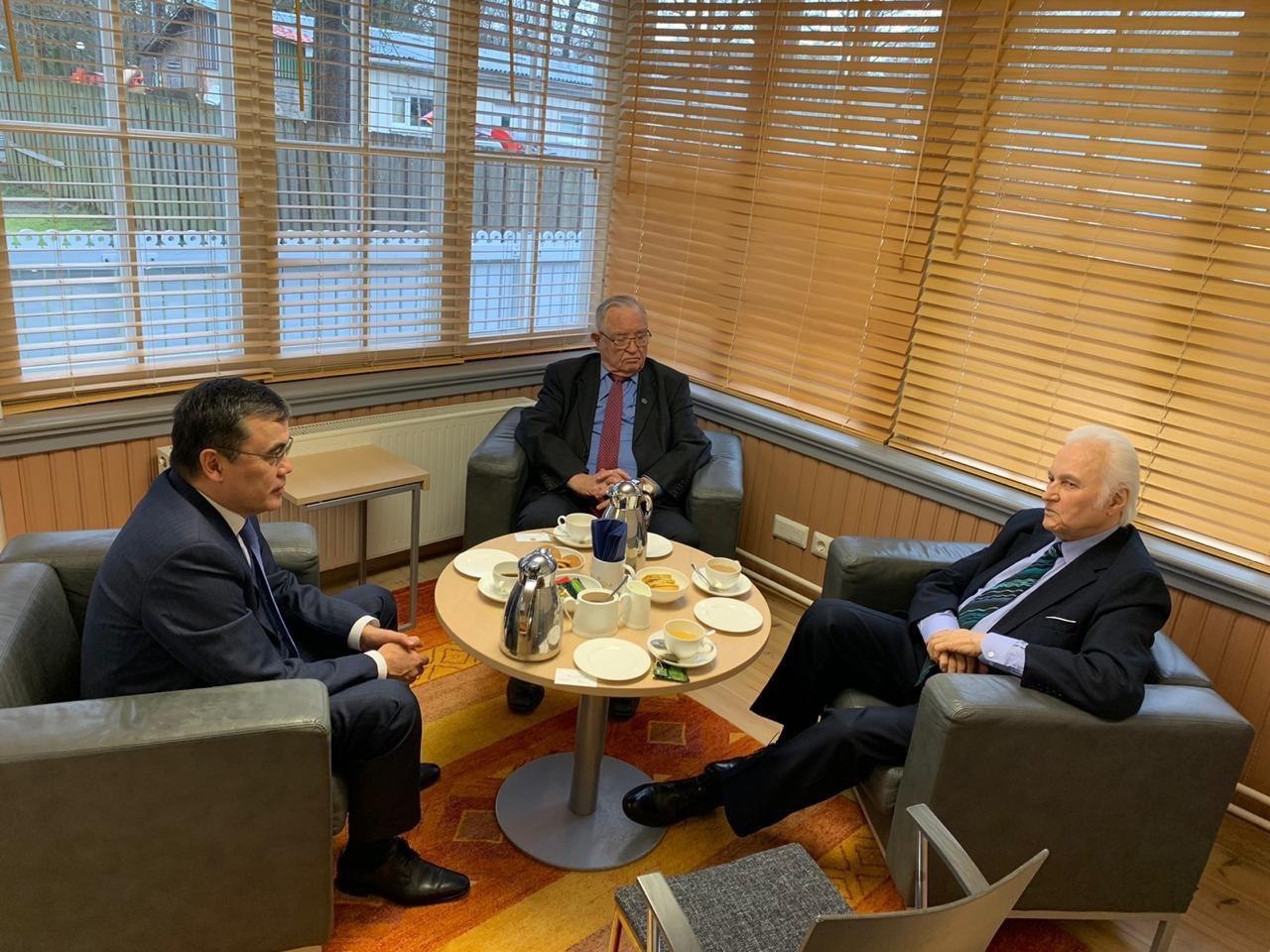 قازاقستان ەلشىسى ەستونيانىڭ ەكس-پرەزيدەنتىمەن كەزدەستى