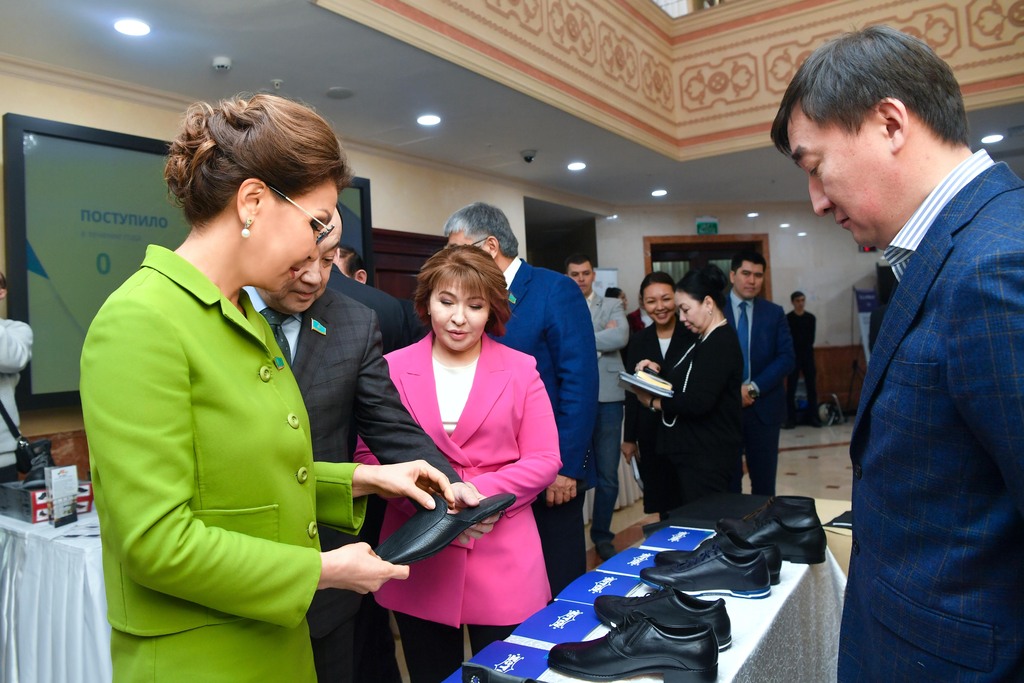 جەڭىل ونەركاسىپ قايتسە داميدى؟