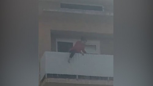 تۇركىستاندىق پوليتسەيلەر 5-قاباتتان سەكىرمەكشى بولعان ايەلدى قۇتقاردى (ۆيدەو)