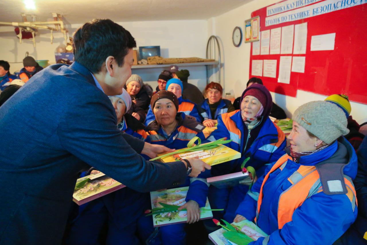 Jas Otan بەلسەندىلەرى قىز-كەلىنشەكتەردى قۇتتىقتادى