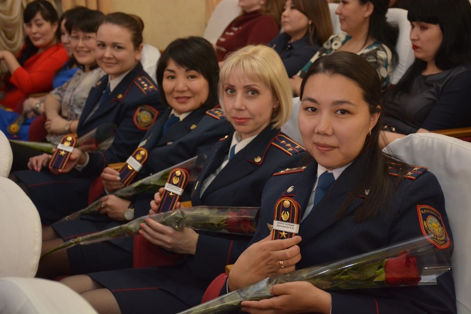 پوليتسيا قاتارىنداعى 37 قىز-كەلىنشەك ماراپاتتالدى