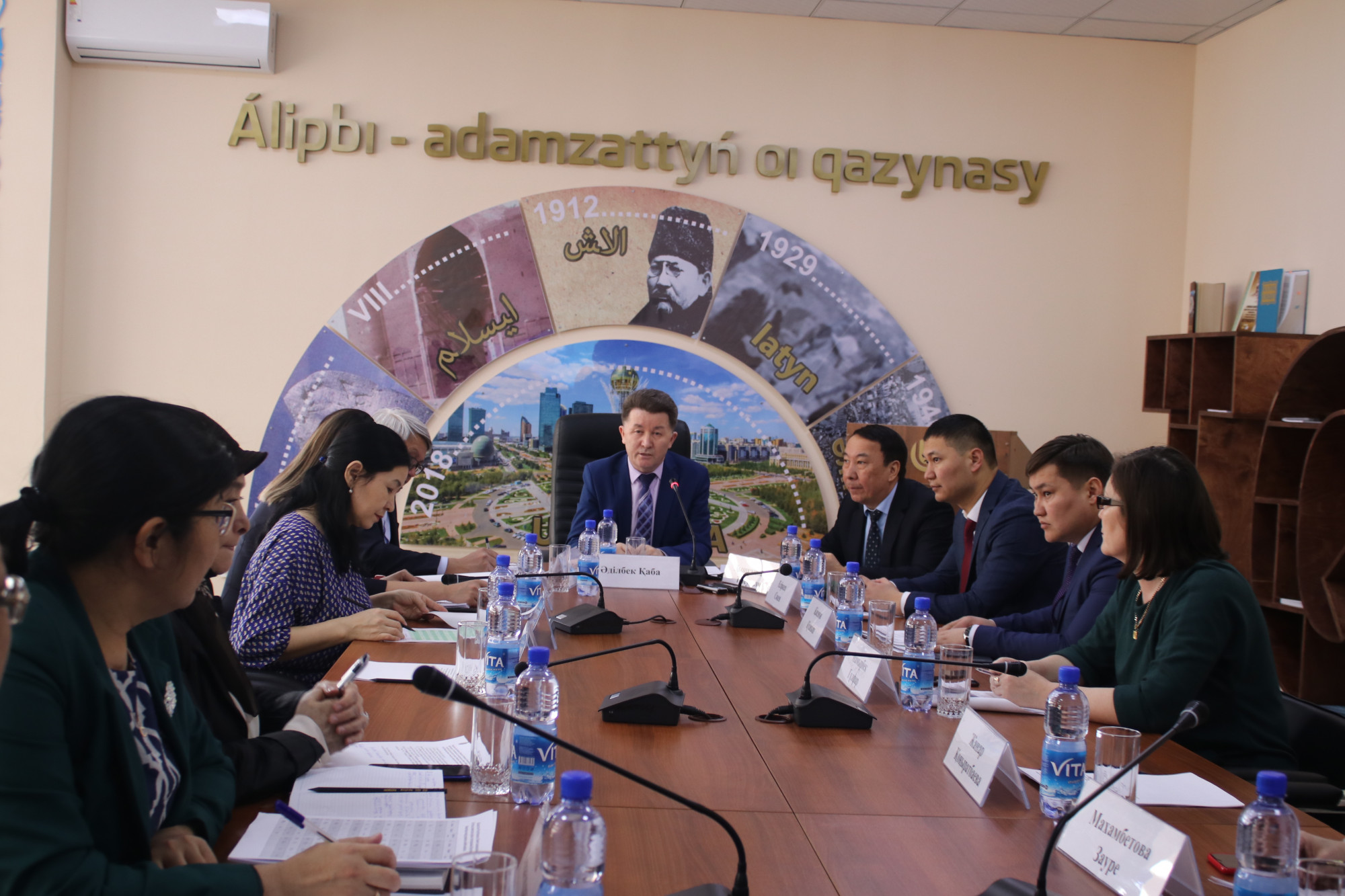 نۇر-سۇلتاندا قازاق ءتىلىنىڭ لاتىن گرافيكاسى نەگىزىندەگى ءالىپبيى تالقىلاندى